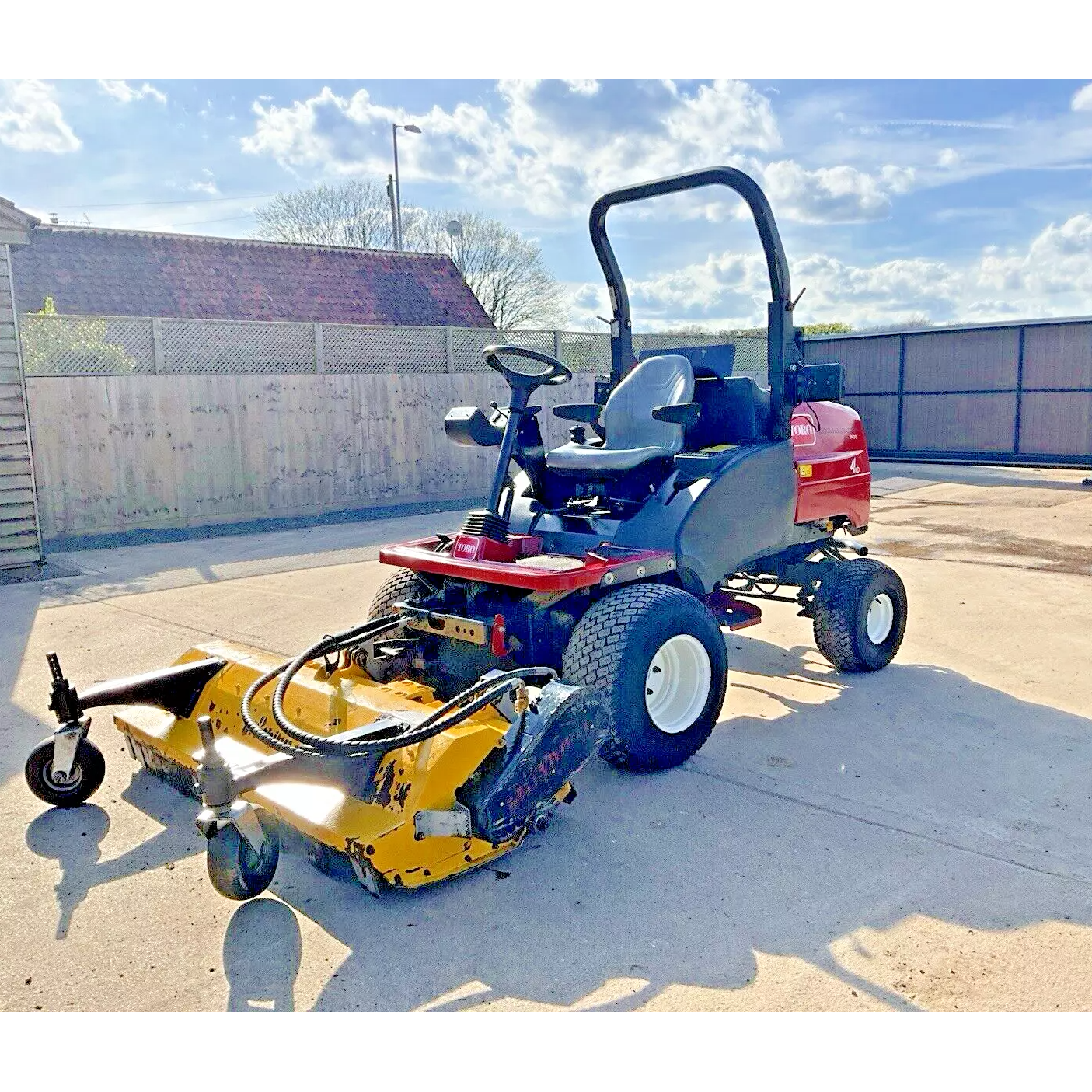 2016 TORO GROUNDMASTER 3400 OUTFRONT RIDE ON MOWER FITTED WITH MUTHING FLAIL | 2105 HOURS